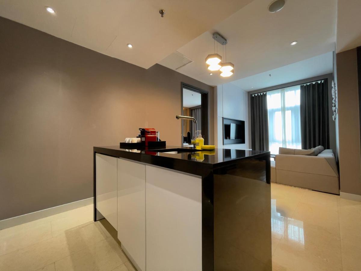 فندق فريزر بليس بوتري هاربر نوساجايا المظهر الخارجي الصورة A kitchen island in a condominium