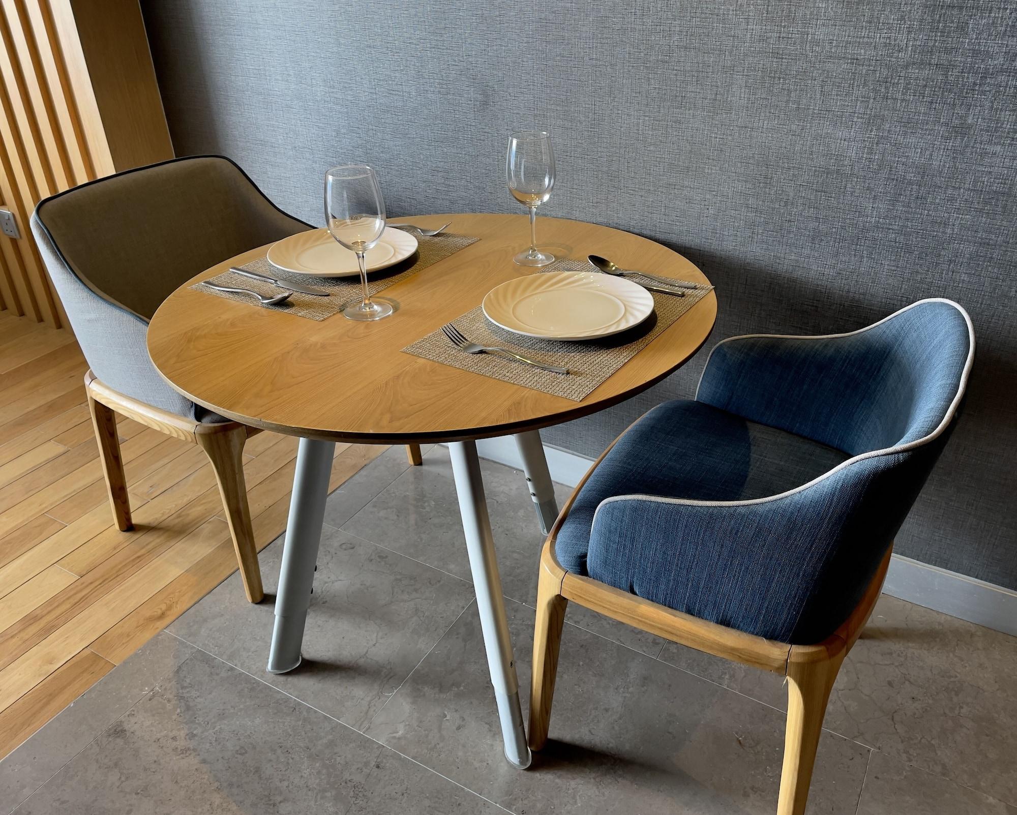 فندق فريزر بليس بوتري هاربر نوساجايا المظهر الخارجي الصورة A table and two chairs