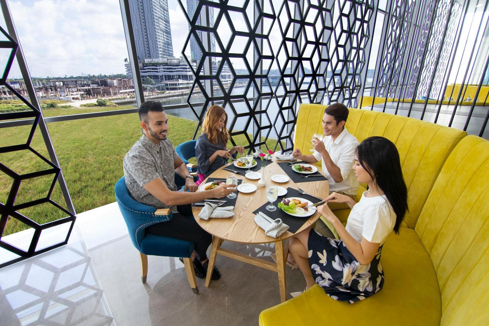فندق فريزر بليس بوتري هاربر نوساجايا المظهر الخارجي الصورة Sky Bar