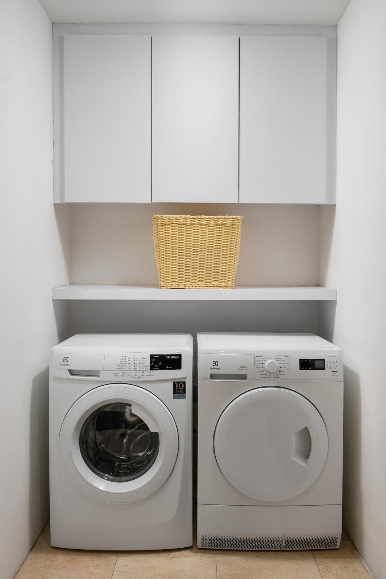 فندق فريزر بليس بوتري هاربر نوساجايا المظهر الخارجي الصورة Laundry basket