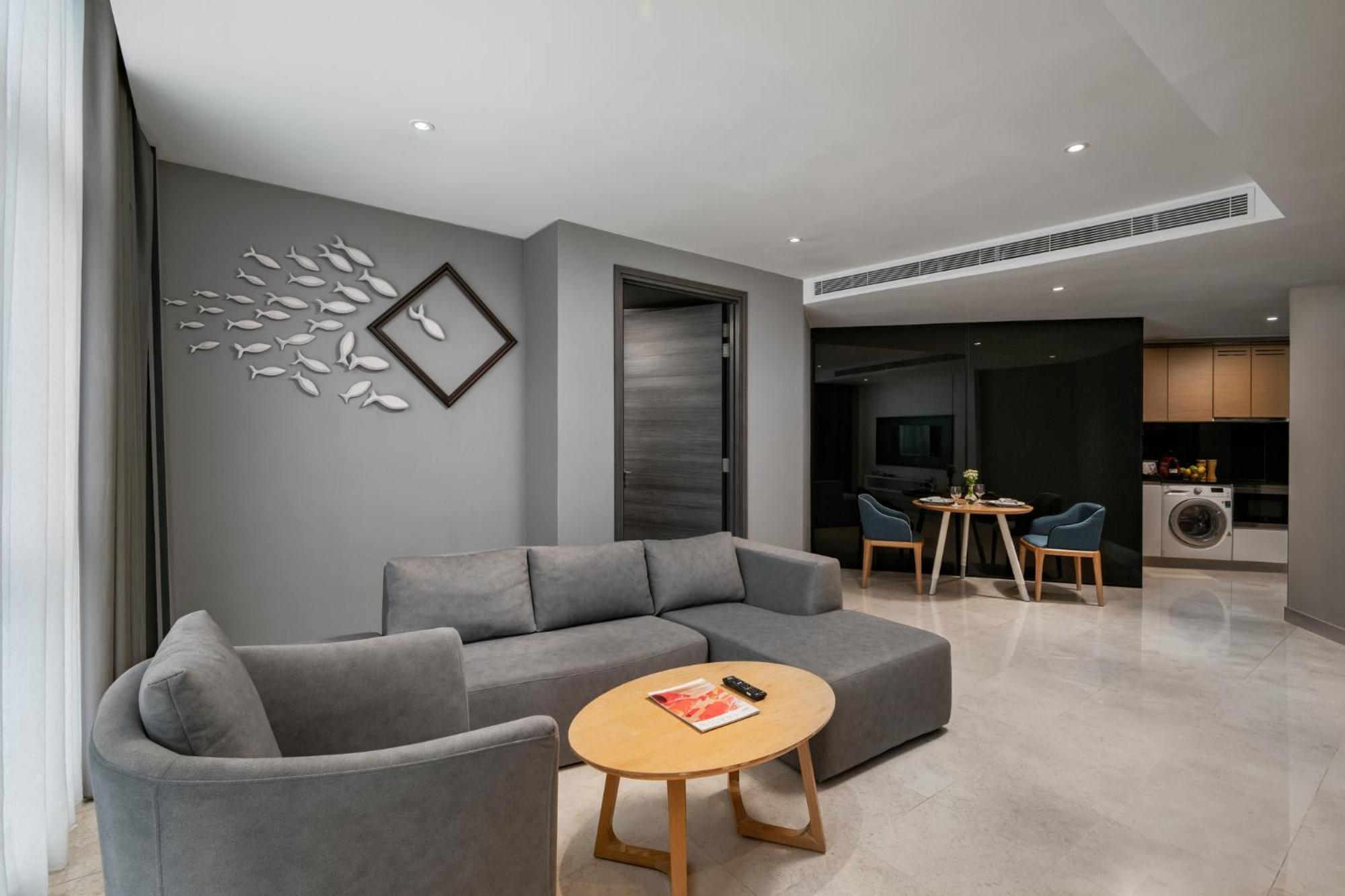 فندق فريزر بليس بوتري هاربر نوساجايا المظهر الخارجي الصورة A living room in a serviced apartment in Singapore